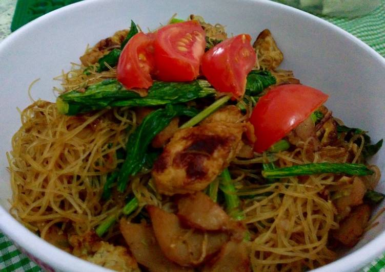 bahan dan cara membuat Bihun Goreng Bakso Telur Orak Arik