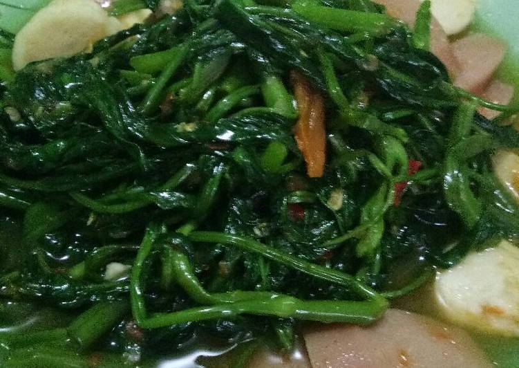 bahan dan cara membuat Tumis kangkung terasi pke baso ikan sm sosis