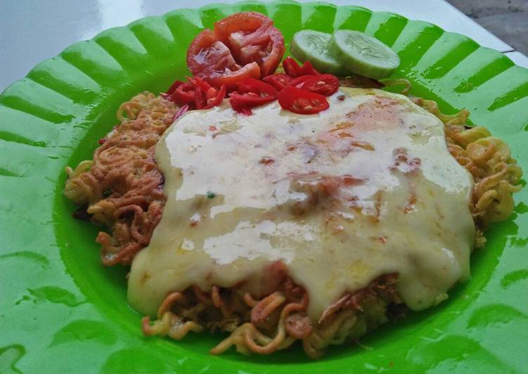 gambar untuk resep Martabak mie siram mozarella