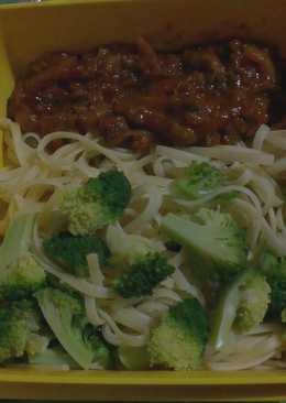 Fettucini bolognese with broccoli