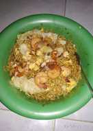 Mie instan goreng udang dan telur