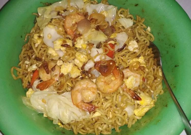 Resep Mie instan goreng udang dan telur oleh Irma Mayla 