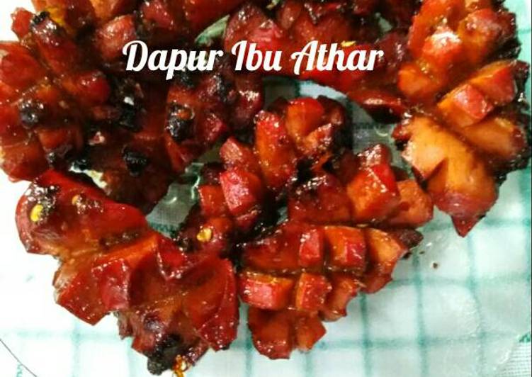 bahan dan cara membuat Sosis bakar manis pedas