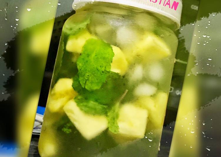 gambar untuk resep Infused Water (Pineapple + Mint Leaf)