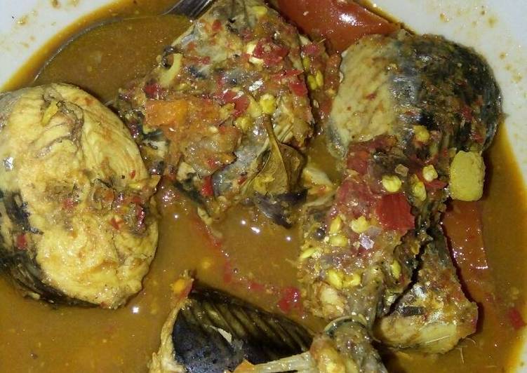 bahan dan cara membuat Ikan tongkol kuah asam pedas