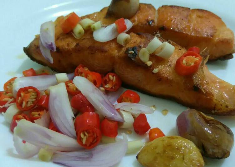 resep makanan Salmon sambel matah