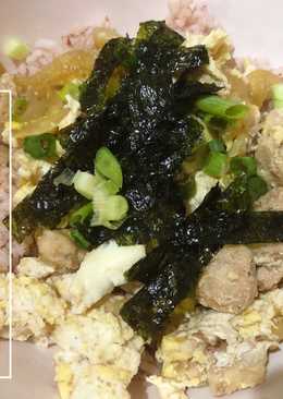 Oyakodon (Japanese rice egg and chicken bowl)