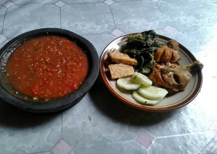 gambar untuk resep makanan Ayam goreng lalapan + sambal terasi????