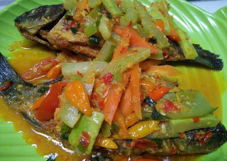 gambar untuk resep makanan Ikan Mas Acar Kuning