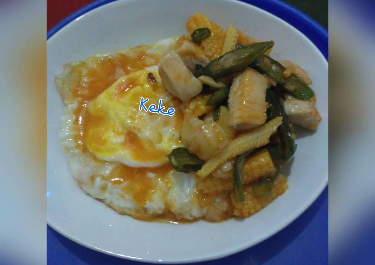 gambar untuk resep makanan Telur ceplok siram tumis ayam jagung iris cabe