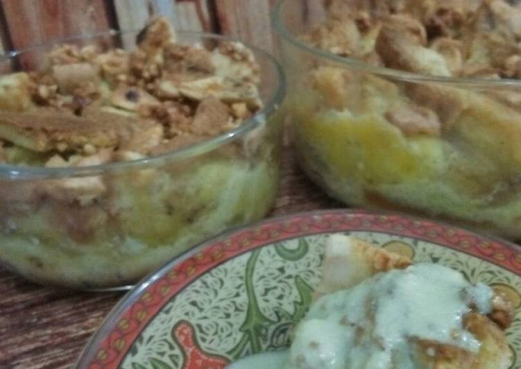 BreadPuding Apel Nougat Pandan dan saus pandan
