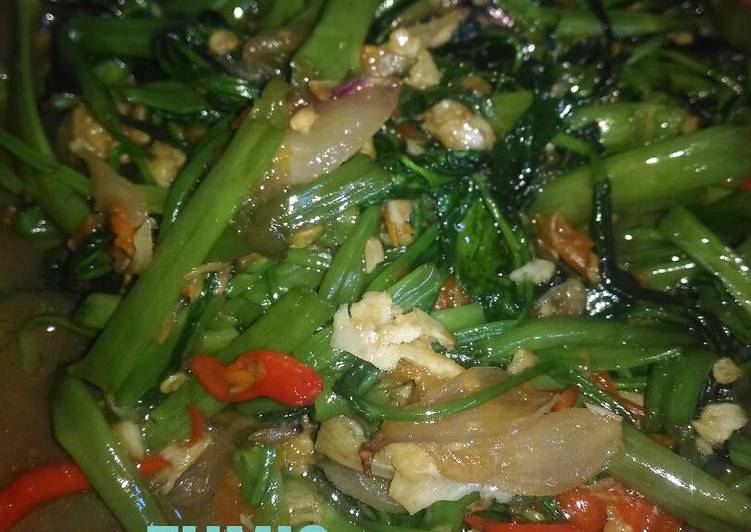 bahan dan cara membuat Tumis kangkung saus tiram pedas