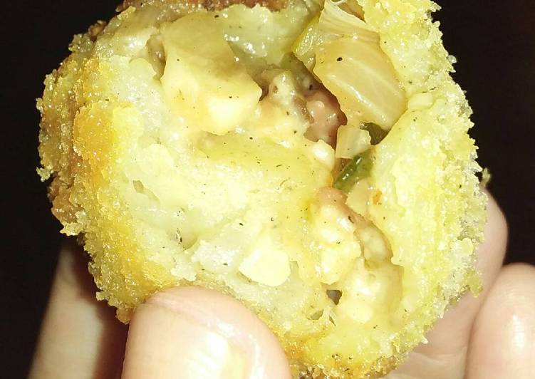 gambar untuk resep Bola-bola kentang isi sosis keju yummy dan mudah (kroket)