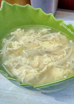 Sup telur enoki