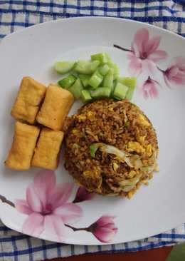 Nasi goreng daging bumbu kari