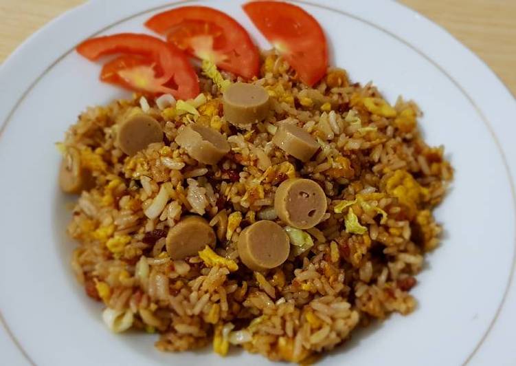 bahan dan cara membuat Nasi Goreng Sosis