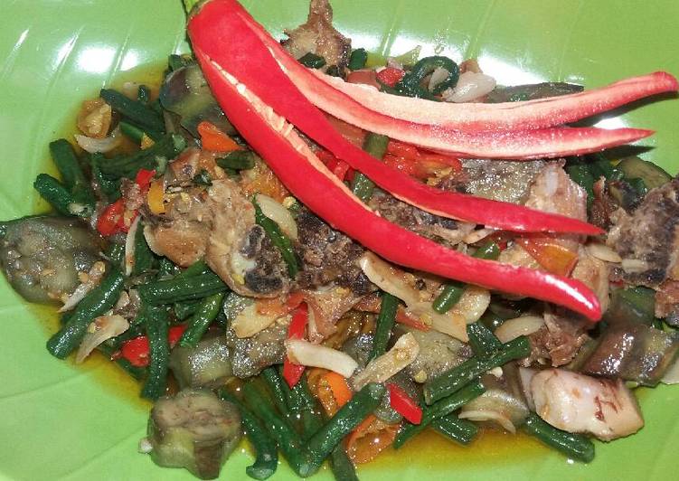 cara membuat Tumis kacang panjang campur terong dan paha ayam