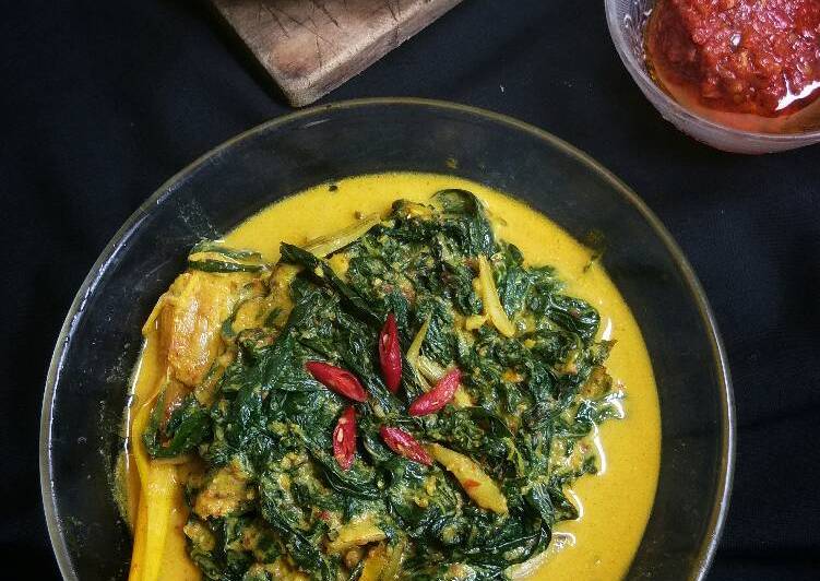 Sayur daun singkong / daun singkong kuah santan, kuah kuning