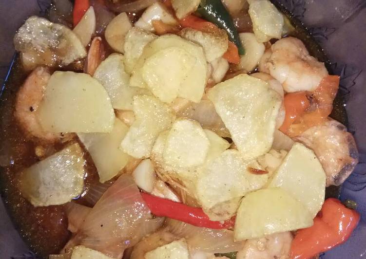 gambar untuk resep Udang saus lada hitam tabur kentang pedas??