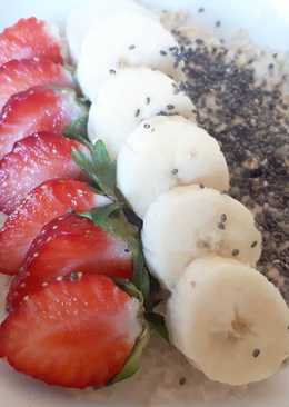 Oat fruits with almond milk