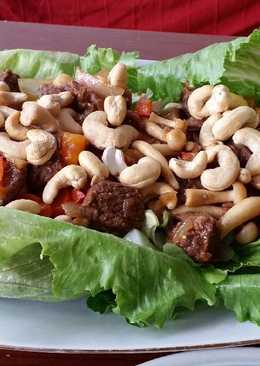 Sapi lada hitam tumis jamur dan kacang mete