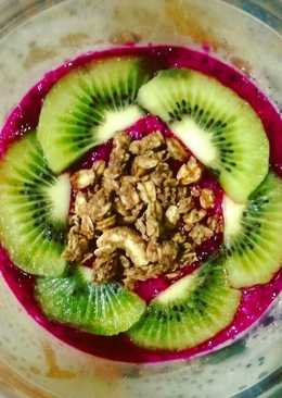 Homemade Dragon Fruit Smoothie Bowl