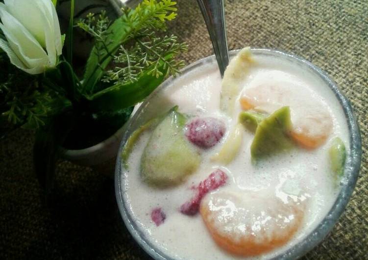 resep lengkap untuk Es Buah Susu Strawberry???? (#pr_esbuah)