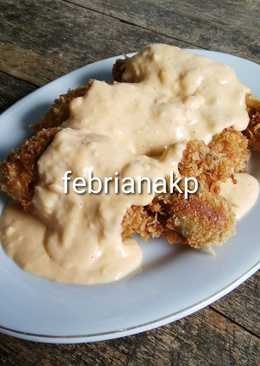 Ayam goreng dengan saus telur asin (salted egg)