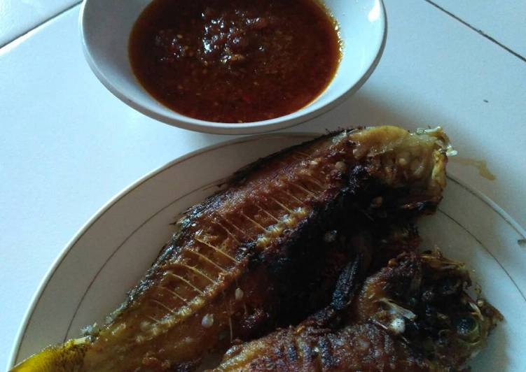 gambar untuk resep makanan Ikan goreng ekor kuning + sambel goreng terasi