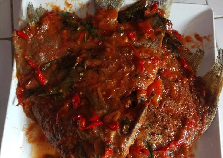 resep masakan Ikan bawal saos asam pedas manis