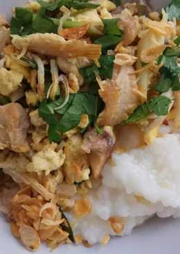 Bubur topping orak arik ayam, enoki dan daun bawang