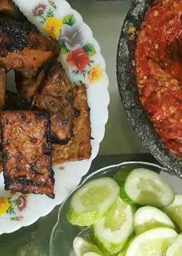 Ayam dan tempe bakar gurih manis, dan sambal pecel lele abang2ðŸ˜