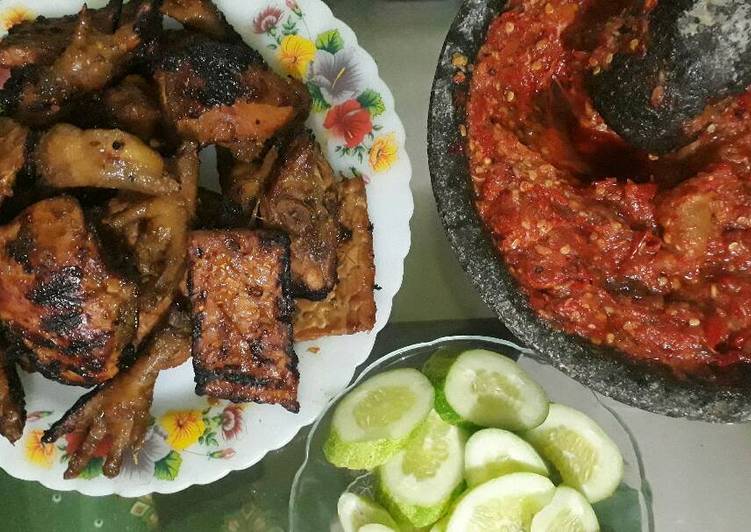  Resep  Ayam  dan tempe bakar  gurih  manis  dan sambal pecel 