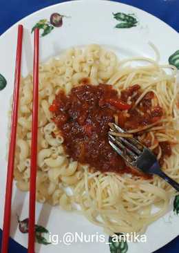 Duet spaghetti dan macaroni saus corned sapi