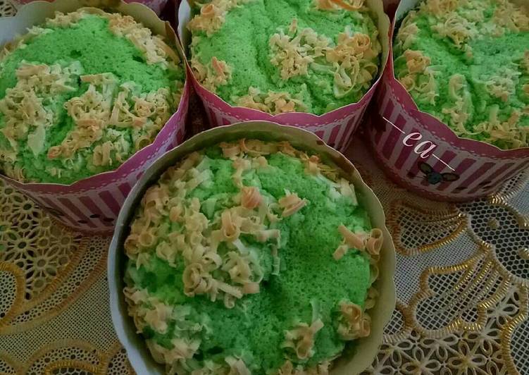 gambar untuk resep makanan Bolu Putih Telur Pandan Keju In Cups