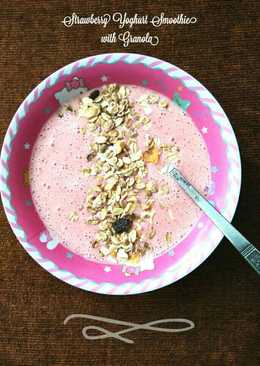 Strawberry Yoghurt Smoothie with Granola