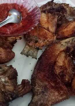 Ikan goreng nila + ayam goreng sambel pedas