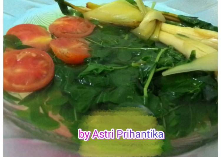 Resep Sayur Bening Daun Kelor oleh Astri Prihantika - Cookpad