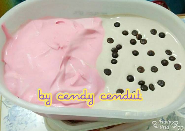 bahan dan cara membuat Ice cream lembut strawberry coklat