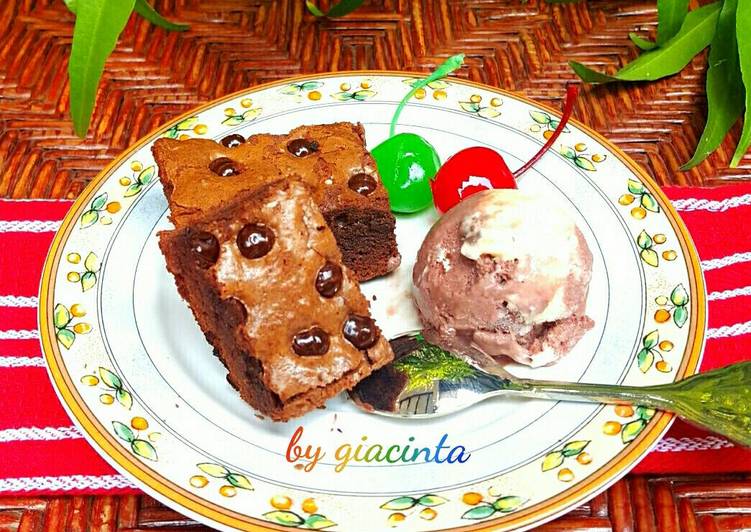 resep masakan Brownies panggang chocochips dengan ice cream