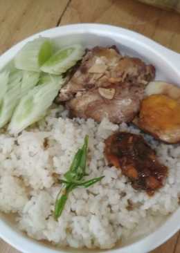 Nasi Hainam rice cooker, saus kecap dan telur pindang
