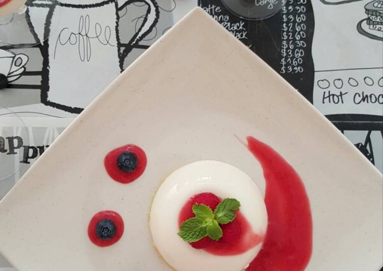 resep Panna Cotta dengan Raspberry Sauce