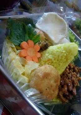 Tumini nasi kuning (tumpeng miniðŸ˜)