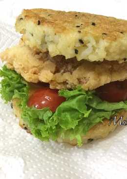 Burger nasi dengan ayam crispy (gluten free)