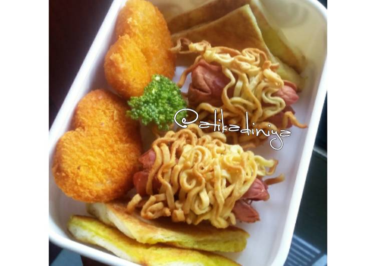 resep masakan Simple Toast with Sausages rolled Noodles and Chicken Nugget ??