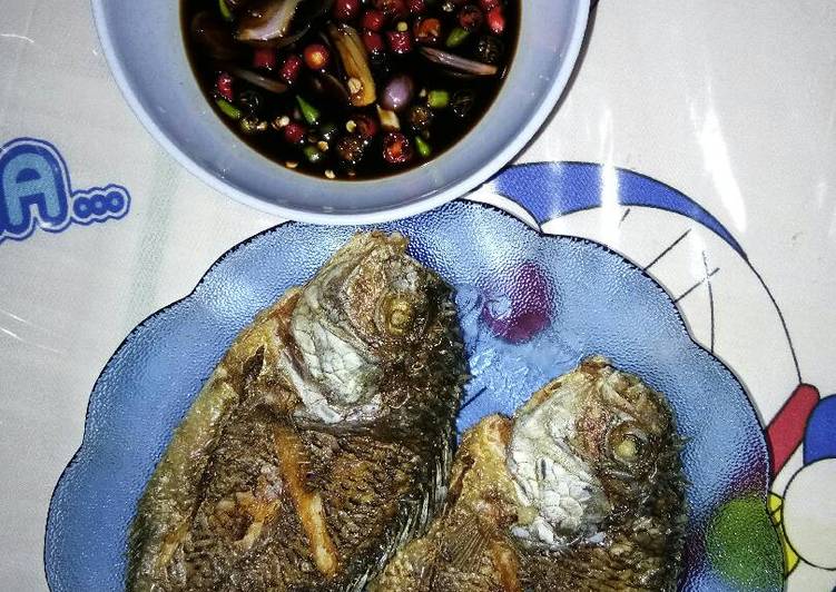 resep Ikan nila goreng cocol kecap asin rawit