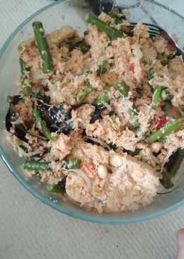 Urab aneka sayur dan tempe (bukan gudangan)