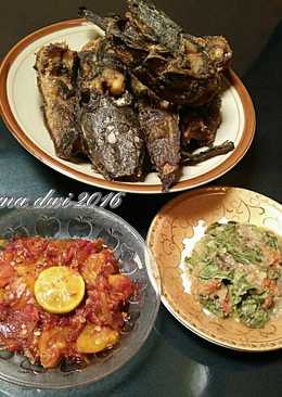 Lele goreng, sambel jeruk, dan sambel kemangi