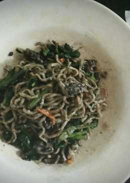 Mie goreng hitam tinta cumi