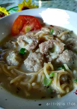 Mie bola bola daging keju